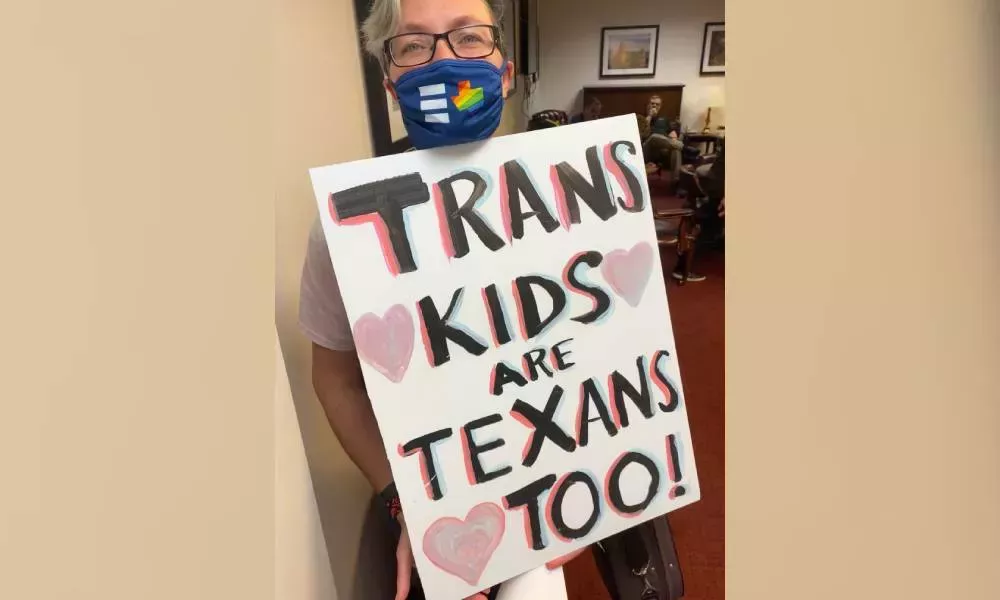 Un valiente niño trans y su familia huyen de Texas por temor a que se produzcan más leyes de odio