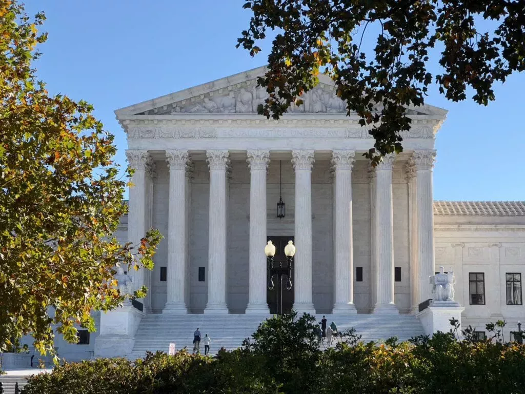 Una floristería cristiana llega a un acuerdo con una pareja gay después de ocho años de batalla judicial por la negativa de las flores de boda