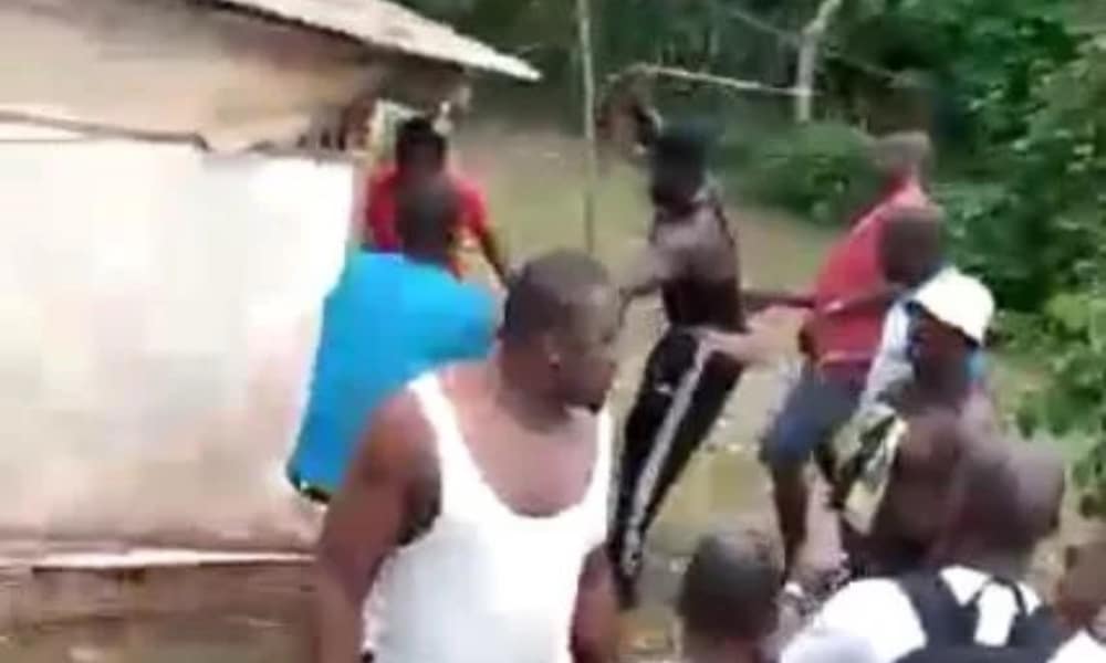 Una persona intersexual es agredida en Camerún por un grupo de hombres