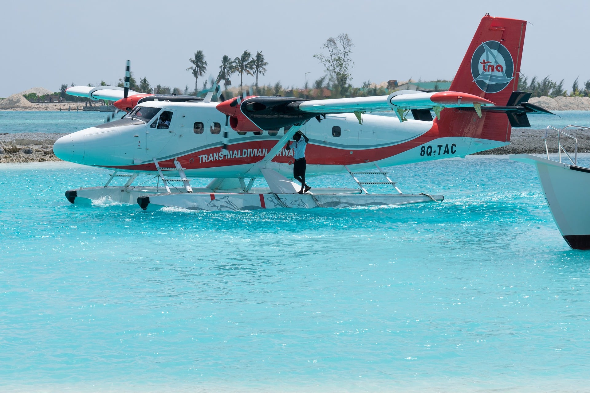 Hidroavión o lancha para ir a las Maldivas: ¿qué es mejor?