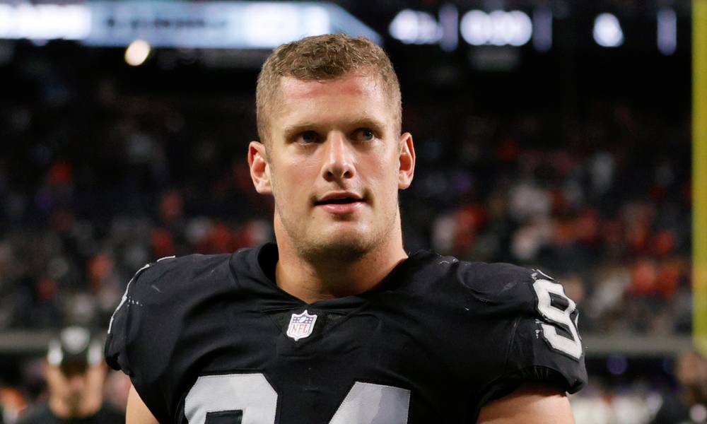 Carl Nassib muestra su apoyo al LGTB+ durante un partido de la NFL lucienfco la bandera arcoiris