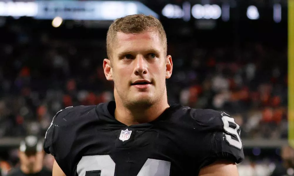 Carl Nassib, jugador gay de la NFL, pone con orgullo la bandera del arco iris en sus botas para ayudar a los jóvenes LGBT+.