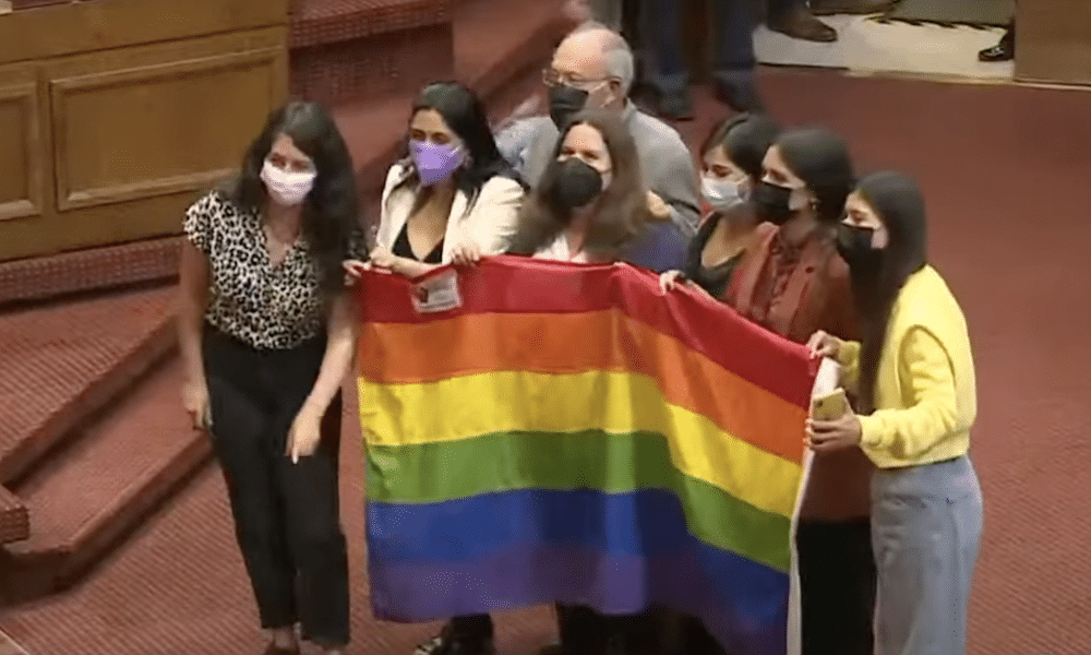 Chile legaliza el matrimonio entre personas del mismo sexo en una victoria histórica para el colectivo LGBT+ antes de unas elecciones inciertas
