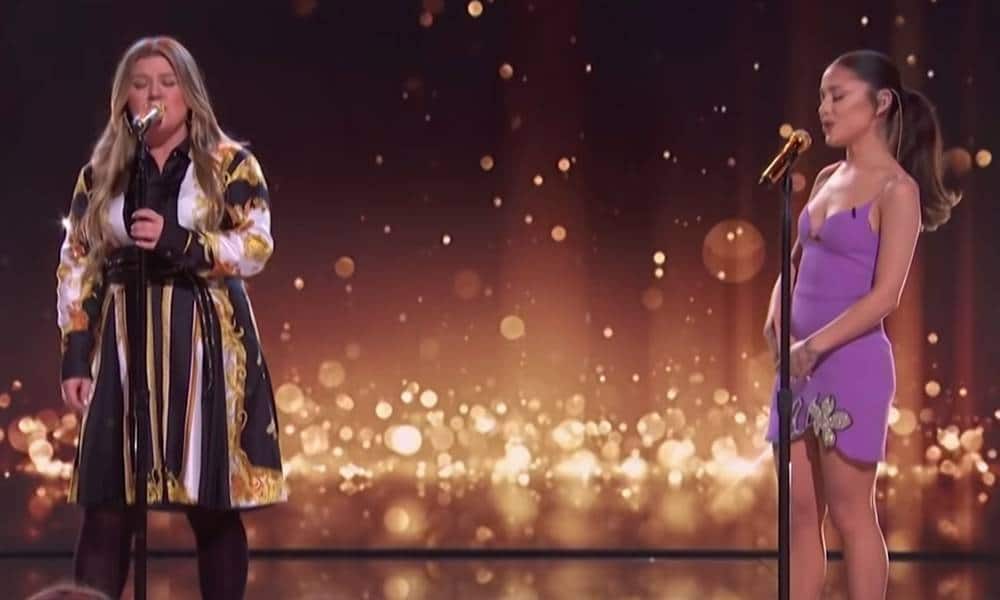 Duelo de voces entre Kelly Clarkson y Ariana Grande en directo