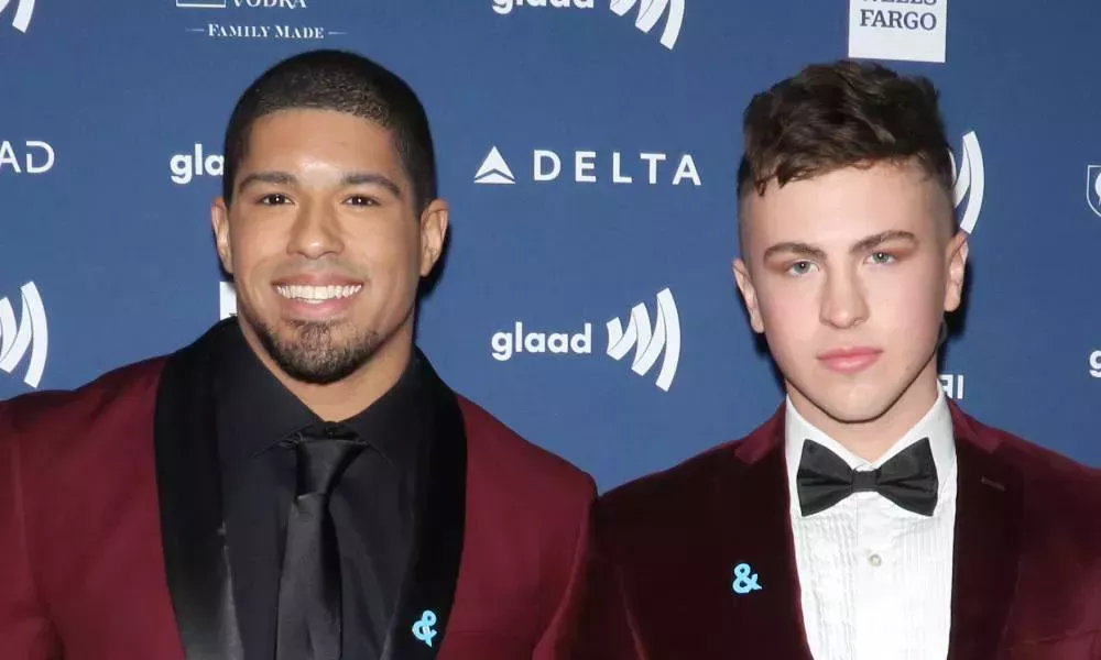 El luchador gay Anthony Bowens y su novio se enviaron un odio tan 