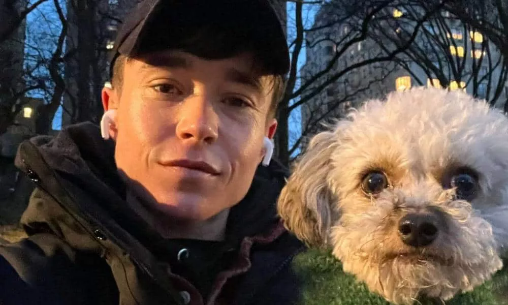 Elliot Page irradia alegría en un saludable selfie navideño con su perro y sus fans están enamorados