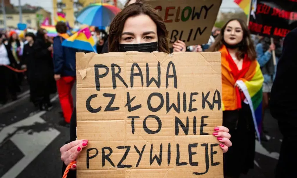 La mayoría de los polacos apoya el matrimonio entre personas del mismo sexo y las familias LGBT+, según un estudio