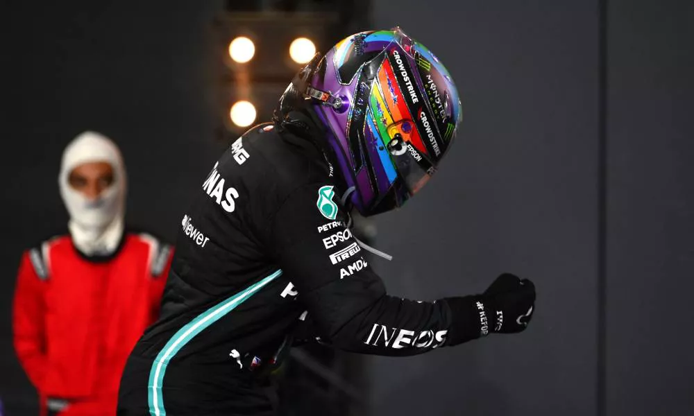Lewis Hamilton hace historia al ganar el Gran Premio inaugural de Arabia Saudí con un desafiante casco del Orgullo