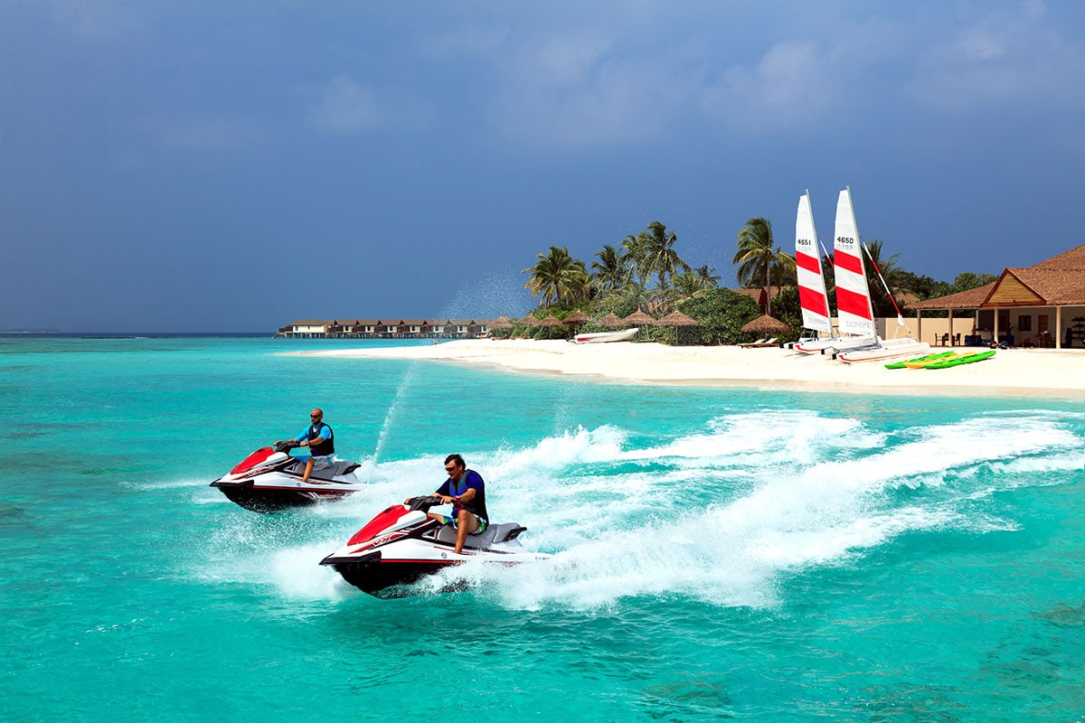 Salto de isla en las Maldivas
