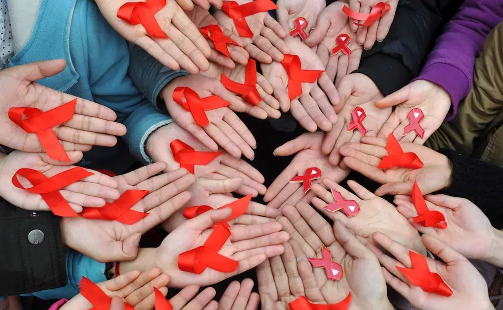 Un estudio revela que un número alarmante de personas sigue pensando que el VIH puede transmitirse a través de los besos