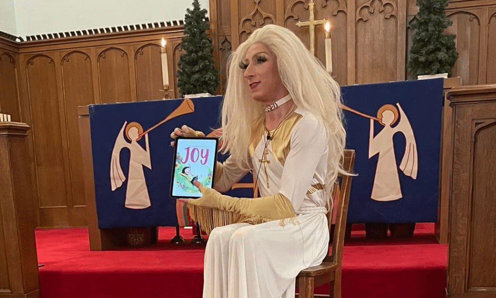 Un pastor orgullosamente gay predica vestido de mujer para deleite de los asistentes a la iglesia: 