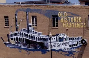 Una familia se ve obligada a huir después de que unos crueles intolerantes declaren a su hija de ocho años como trans