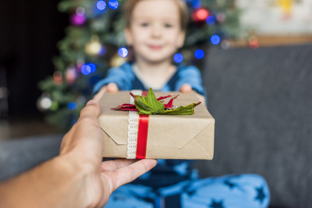 Una madre aprovecha una postal navideña para presentar a su hijo no binario