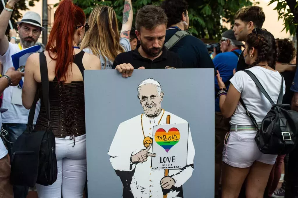 120 funcionarios eclesiásticos salen del armario como LGBT+ en una poderosa postura contra la homofobia católica