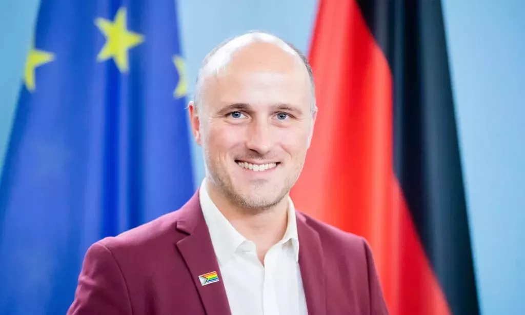 Alemania otorga a una diputada orgullosamente queer un papel crucial en el gobierno para defender los derechos LGBT+ y luchar contra el odio