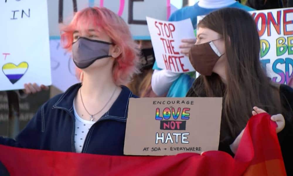 Un colegio aparece con pintadas de odio LGTB+ en año nuevo