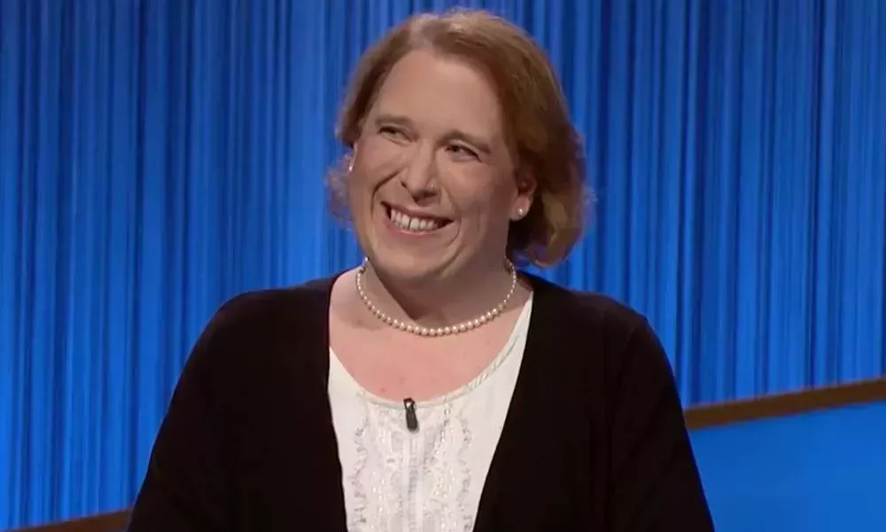 Amy Schneider, icono de Jeopardy, se retira con elegancia y la racha histórica termina con el nuevo campeón queer