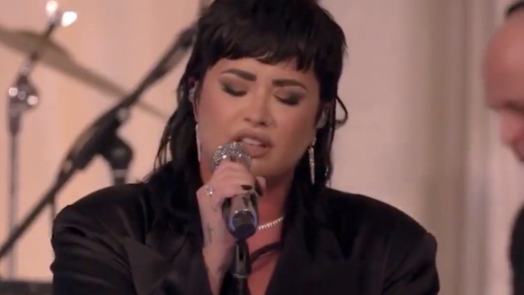 Demi Lovato triunfa en su actuación en la boda de Paris Hilton