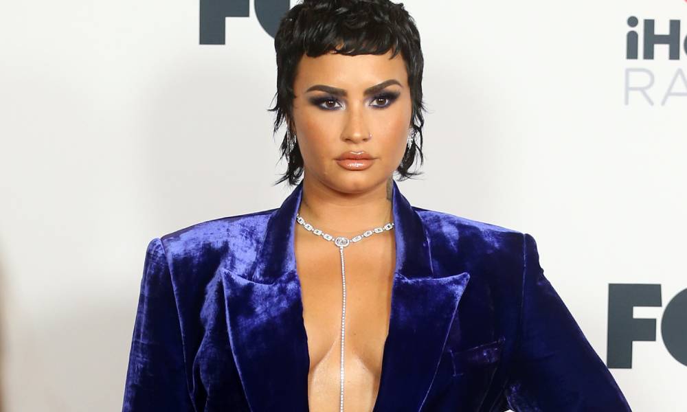 Demi Lovato estrena nuevo look con la cabeza rapada