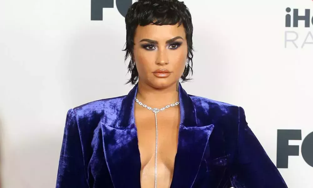 Demi Lovato estrena una impresionante cabeza rapada para celebrar su