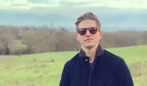 El corresponsal de televisi&oacute;n gay James Longman habla de viajar por el mundo