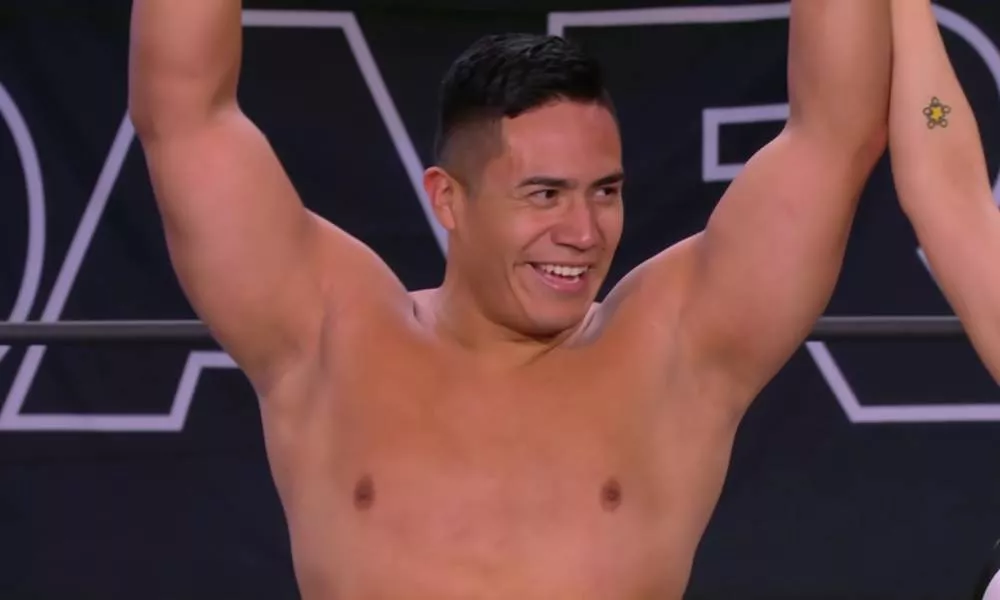 El luchador profesional gay Jake Atlas hace un regreso triunfal al cuadrilátero tras su lucha por la salud mental