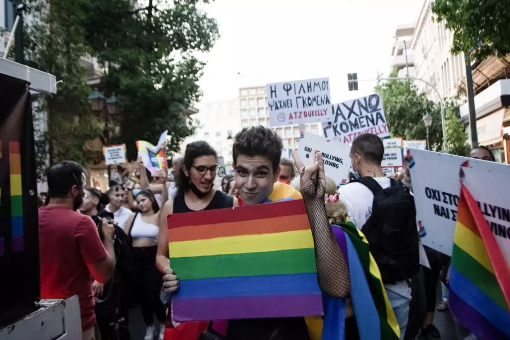 Grecia levanta por fin la arcaica prohibición de que los hombres homosexuales donen sangre: 