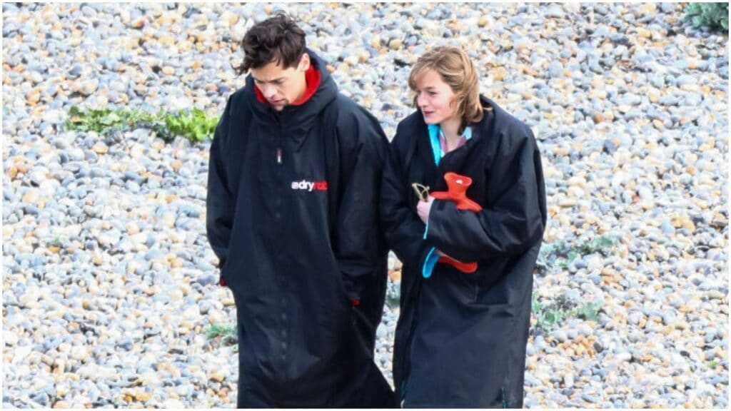 Harry Styles luce un abrigo de moda durante la grabación de su nueva película