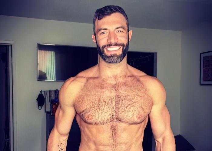 El actor porno Cole Connor ha sido agredido por un grupo de hombres