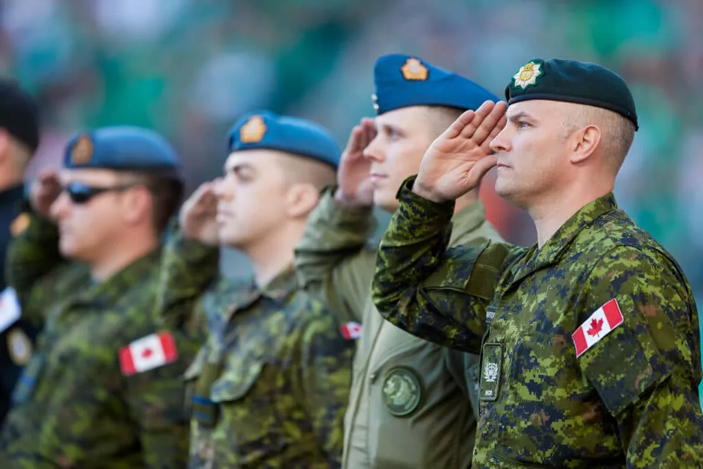 Las fuerzas armadas canadienses abandonarán los uniformes de género para garantizar que todos sus miembros estén 