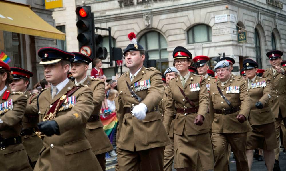 El ejército de UK trabaja para compensar a los veteranos LGTB+