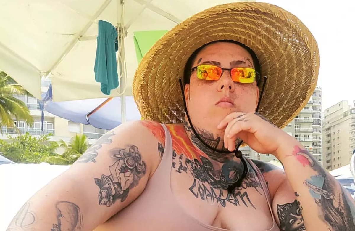 Un artista de rap sufre la transfobia en la playa São Paulode
