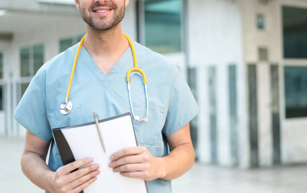 Una enfermera acusada de besar a un paciente paralítico e insistir en que era gay gana un caso de despido improcedente