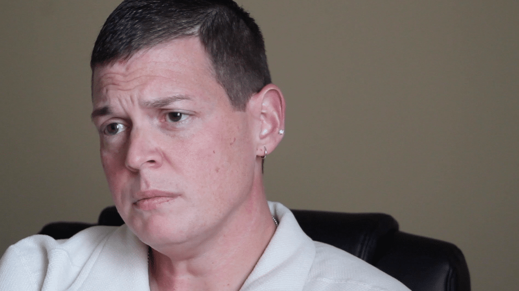 Una sargento lesbiana demanda al ejército de EE.UU. después de que su jefe la presionara para 