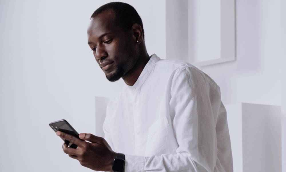 Conoce a Quinn, la voz queer del asistente de Apple