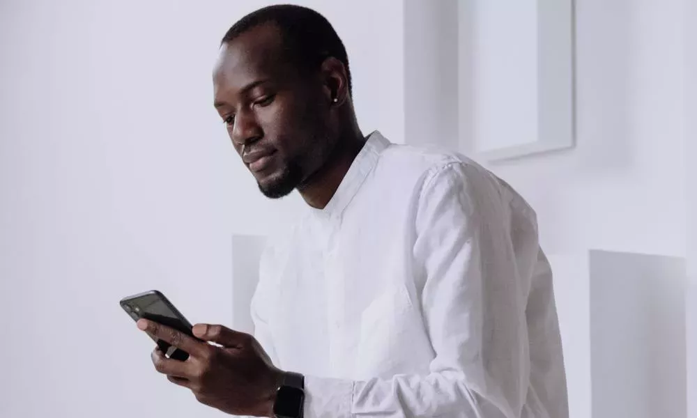 Apple añade la opción de Siri de género neutro con voz de persona queer. Conoce a 'Quinn'