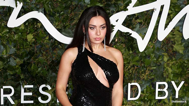 Charli XCX da las gracias a sus fans LGTB+ en un nuevo documental