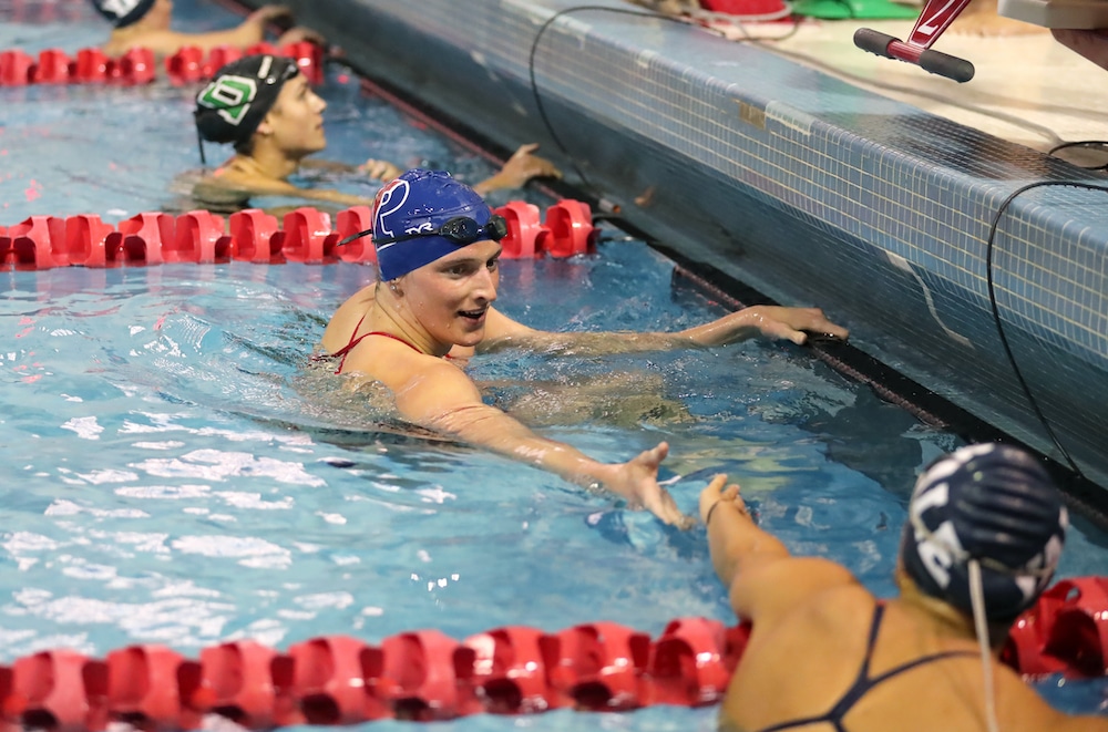 Cientos de nadadores de alto nivel apoyan a Lia Thomas