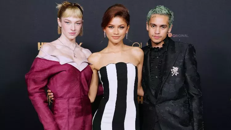 Dominic Fike Posted a Kiss With Hunter Schafer on His Instagram dominic-fike-hunter-schafer-birthday-kiss-instagram-story-dating-relationship-hbo-euphoria-costars