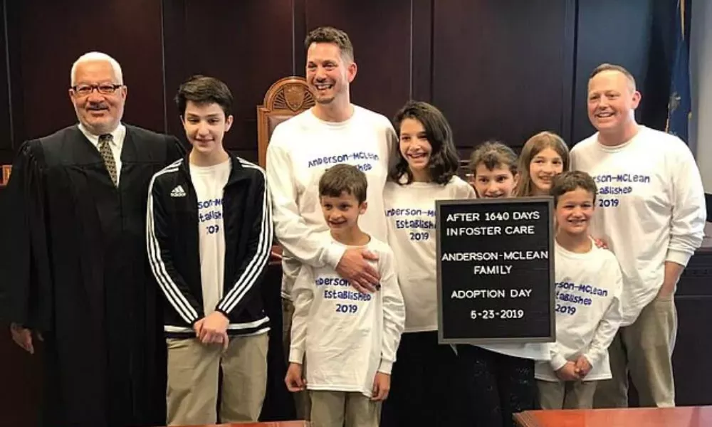 Dos padres que adoptaron a seis hermanos celebran tres a&ntilde;os como una familia amorosa: '&iexcl;C&oacute;mo han crecido los ni&ntilde;os!