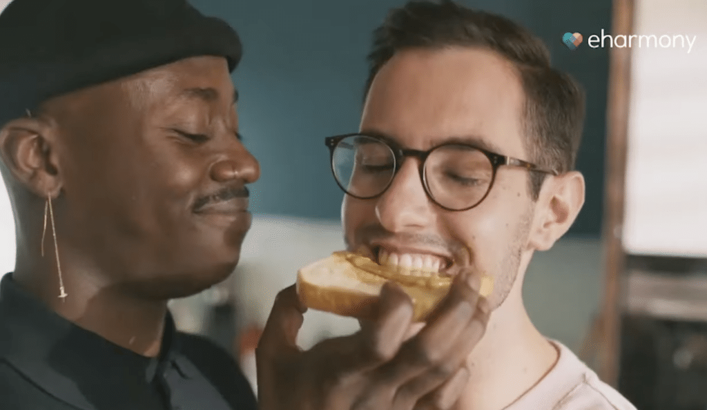 Un grupo anti-LGTB+ quiere que eliminen un anuncio donde aparece una feliz pareja gay