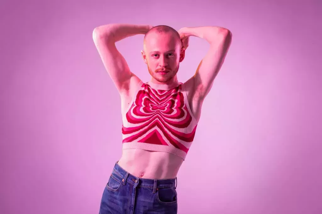 John Bell, de Outlander, sobre su crecimiento como marica en el cine: 