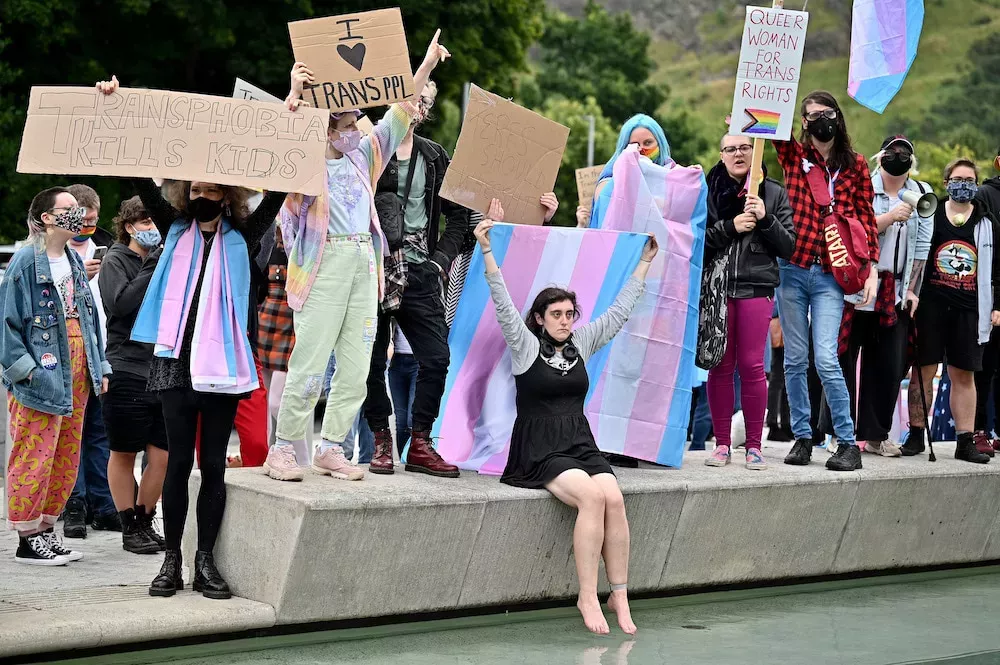 Las personas trans pueden autoidentificarse en el censo escocés, confirma el juez en una sentencia histórica