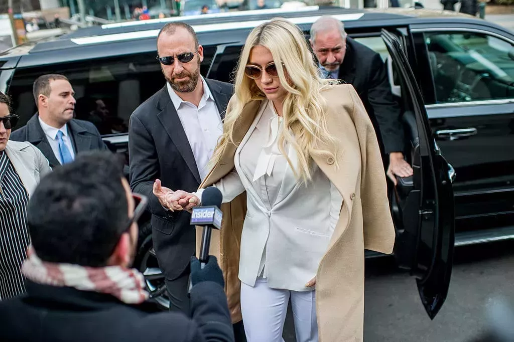 Liberen a Kesha: La larga y compleja lucha legal de la cantante con Dr. Luke - y por qué los fans se están uniendo a ella