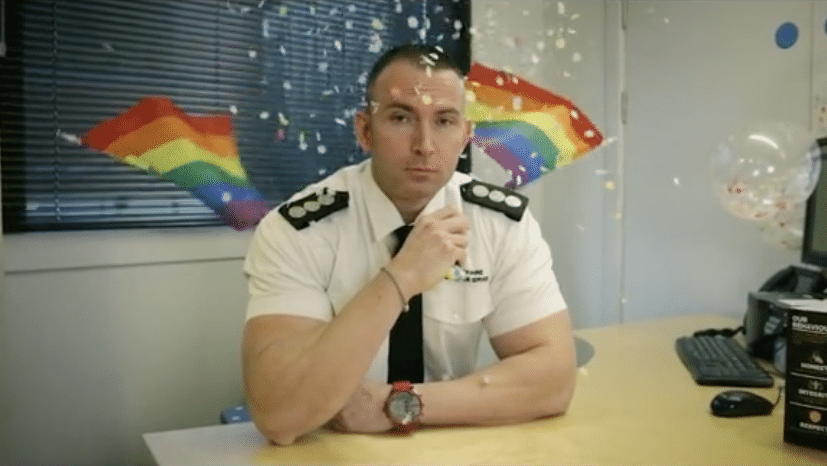 Los bomberos de Yorkshire plantan cara a la homofobia con un icónico TikTok viral
