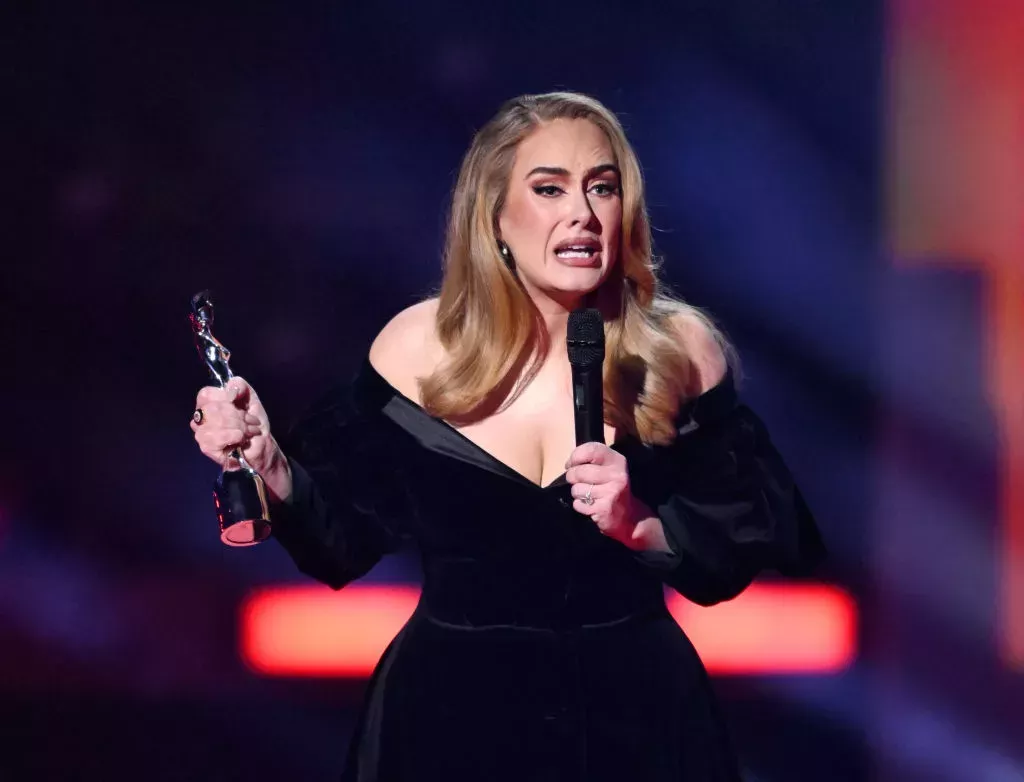 Los momentos más grandes, más raros y más campestres de los BRIT Awards 2022: Little Simz, Emma Corrin y Adele
