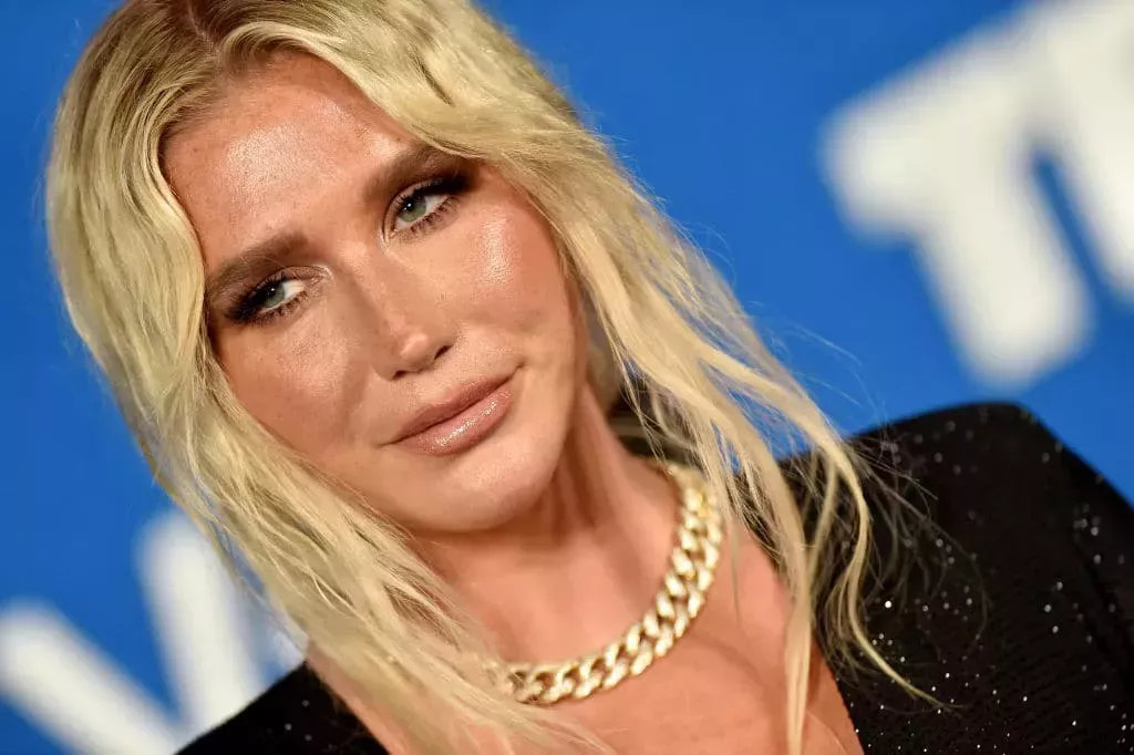 Los súper fans de Kesha comparten formas significativas en que ella cambió sus vidas mientras luchan por su libertad