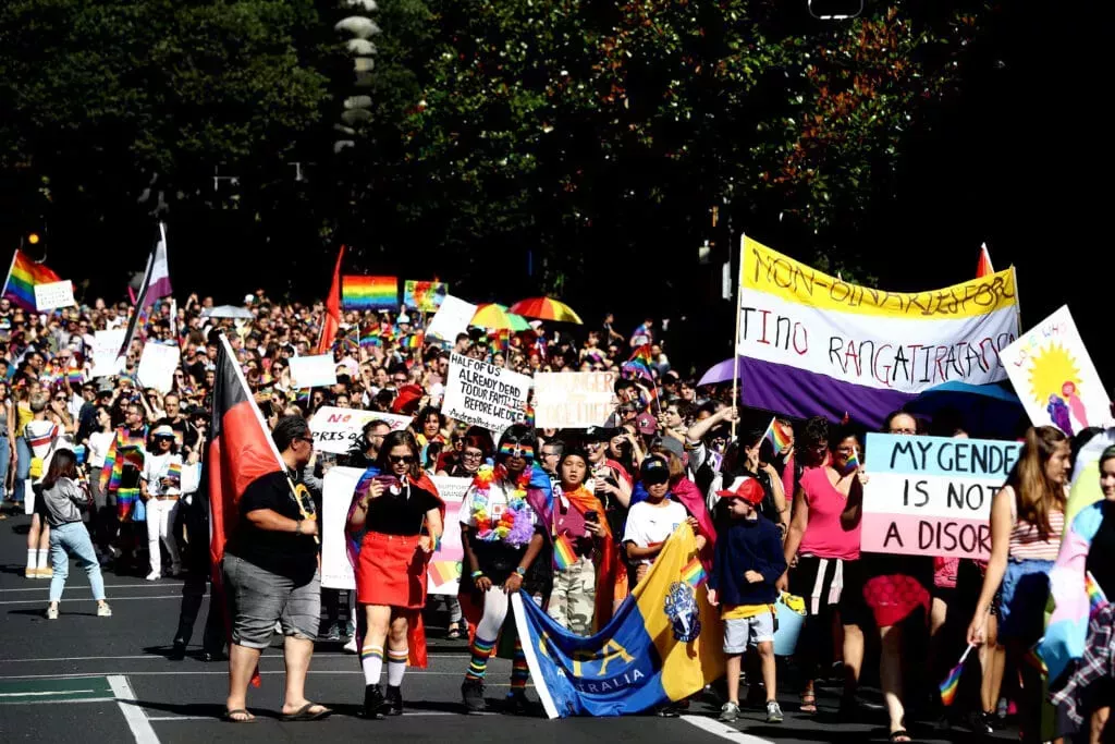 Nueva Zelanda prohíbe la terapia de conversión deshumanizadora en una votación aplastante