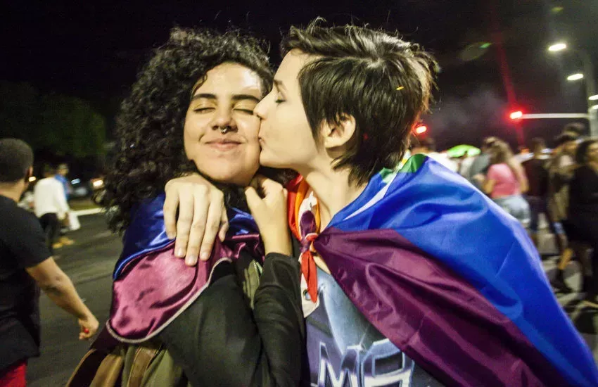Siete cosas que los gays y lesbianas deberían dejar de decir a los bisexuales