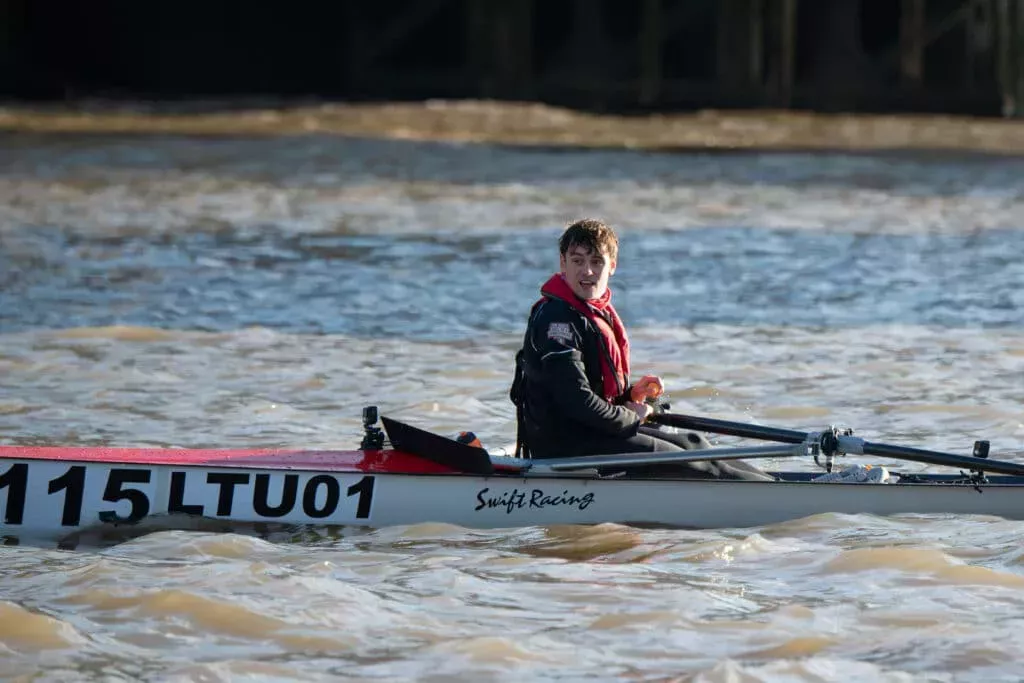 Tom Daley zozobra en el río Támesis durante un agotador reto de resistencia con fines benéficos